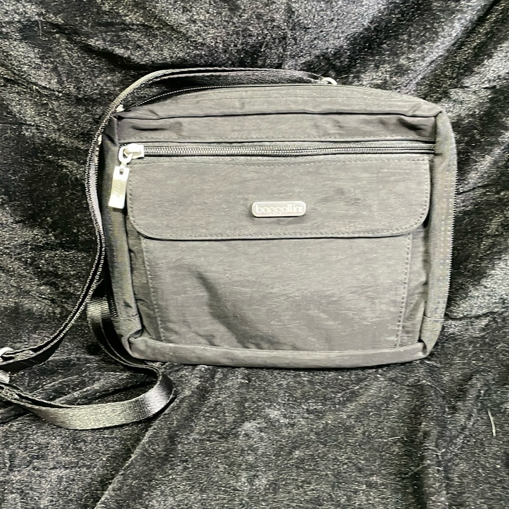 Baggallini black purse with small wrist pouch.
